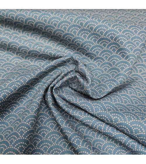 Tela japonesa de algodón "seigaiha" de puntitos en azul teal.