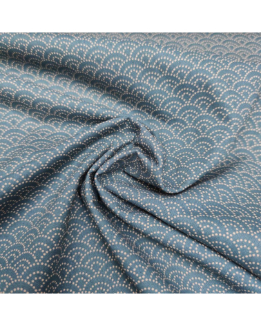 Tela japonesa de algodón "seigaiha" de puntitos en azul teal.