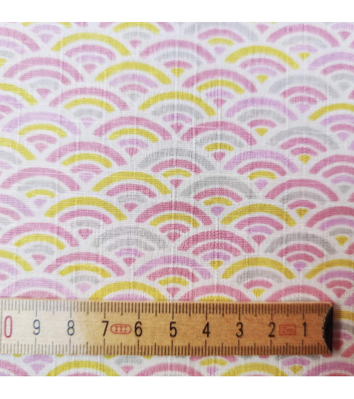 Tela japonesa en dobby de algodón "Seigaiha" en rosa y amarillo.