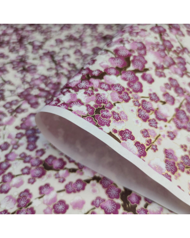 Papel Japonés Chiyogami washi. Flores de ciruelo (ume) burdeos sobre beige