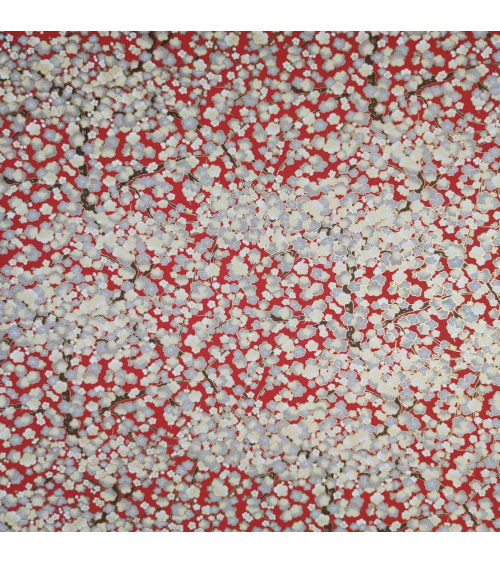 Papel japonés decorativo de ume gris y marfil sobre fondo rojo