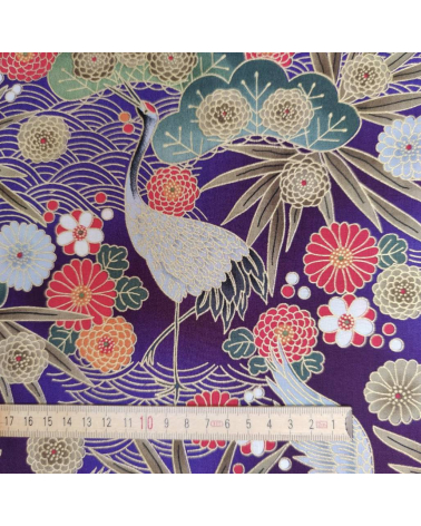 Tela japonesa de algodón de grullas en violeta con detalles en oro