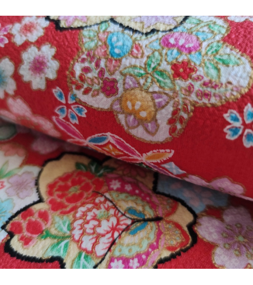 Tela Japonesa fantasía floral roja en chirimen de algodón.