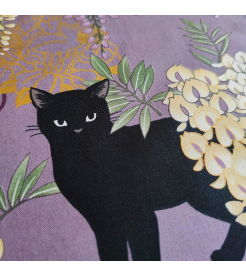 Tela japonesa. Gato negro con glicinias en lila.