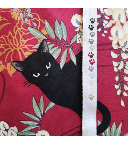 Tela japonesa. Gato negro con glicinias en Rojo.