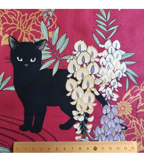 Tela japonesa. Gato negro con glicinias en Rojo.