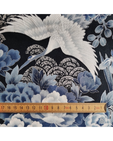 Tela japonesa de algodón "Tsuru to botan" en azules con detalles en plata.
