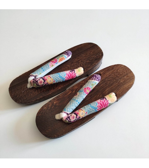 Geta sandals with flowers and shibori motif on a turquoise blue background. 25cm.