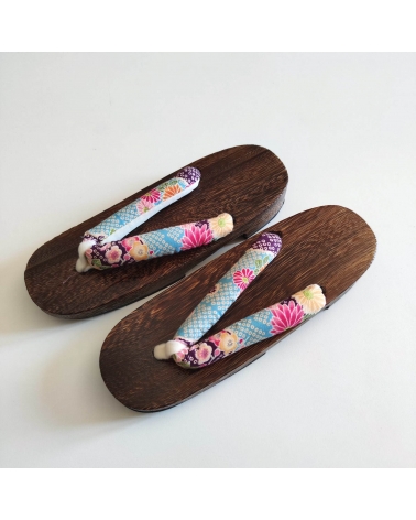 Geta sandals with flowers and shibori motif on a turquoise blue background. 25cm.