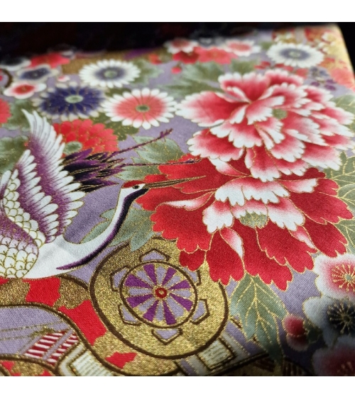 Tela japonesa. Grullas (tsuru) y flores (hana). Motivo multicolor y oro, sobre fondo lila.