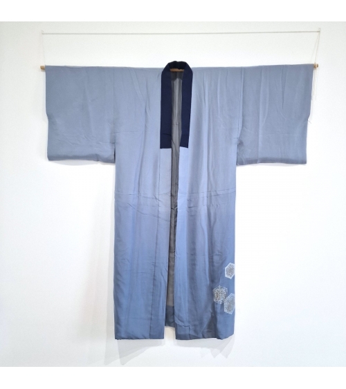 Kimono japonés de interior (juban) para hombre de seda en azul lavanda con paisaje pintado a mano