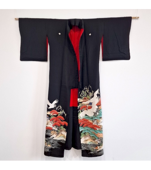Kimono japonés de seda negro (Kurotomesode) formal con grullas y paisaje