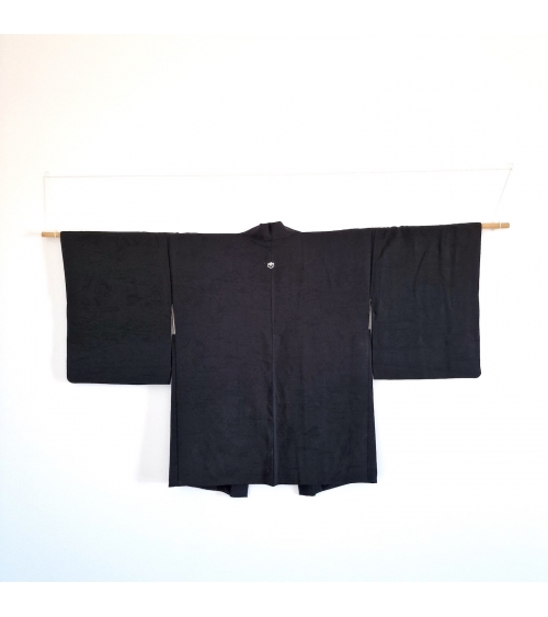 Haori japonés en seda 100% con motivo de paisaje en negro.