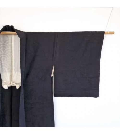 Haori japonés en seda 100% con motivo de paisaje en negro.