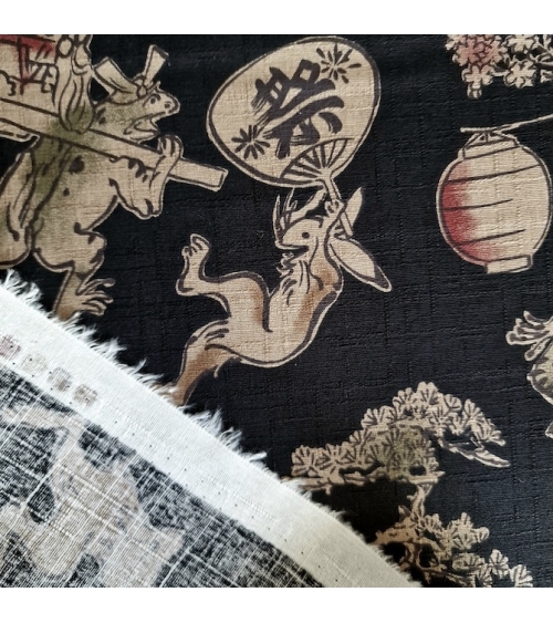 Tela japonesa "Choju-giga" con fondo negro, en dobby de algodón 100%.