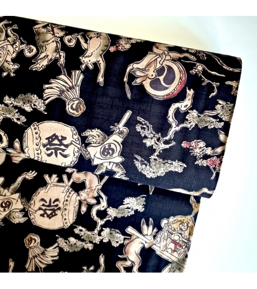 Tela japonesa "Choju-giga" con fondo negro, en dobby de algodón 100%.