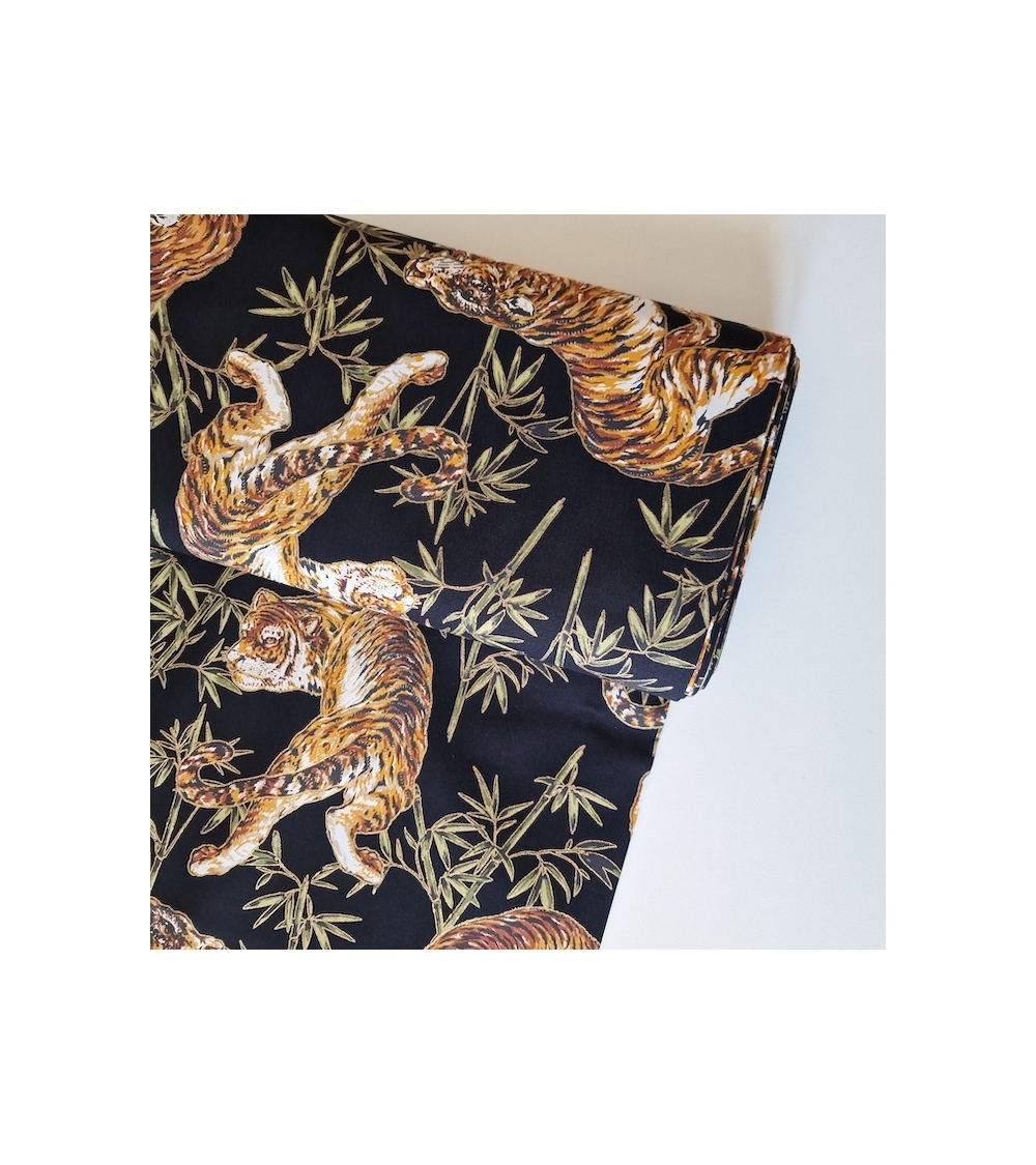 Tela japonesa "Tigres y bambú", con detalles en oro, en negro