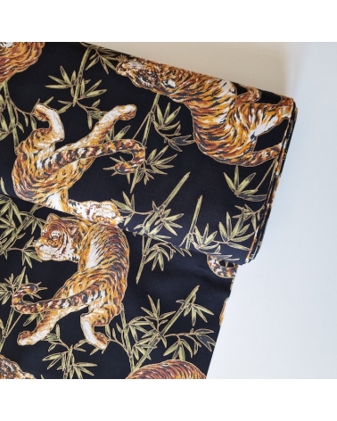 Tela japonesa "Tigres y bambú", con detalles en oro, en negro