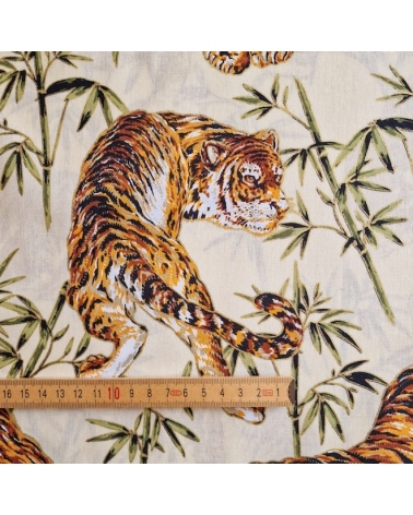 Tela japonesa de algodón 100% "Tigres y bambú", con detalles en oro, en marfil.