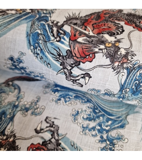 Tela dobby japonés Dragones pequeños y olas en blanco azulado.