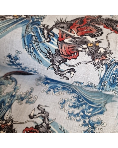 Tela dobby japonés Dragones pequeños y olas en blanco azulado.
