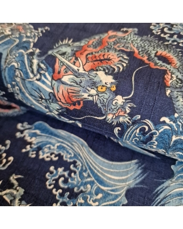 Tela dobby japonés Dragones pequeños y olas en azul.