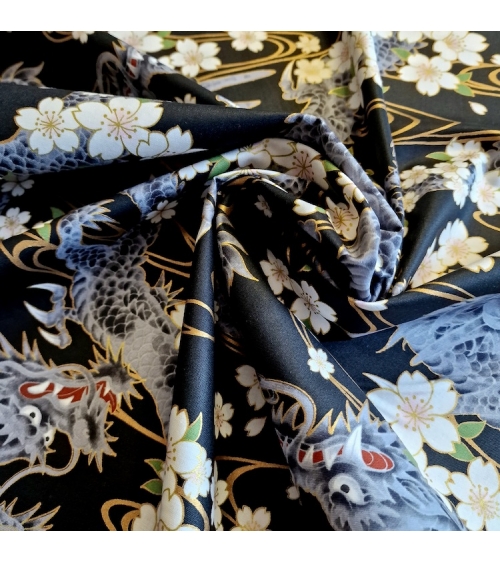 Tela japonesa "Ryu to sakura" (Dragón y flor de cerezo) en negro. Algodón 100%