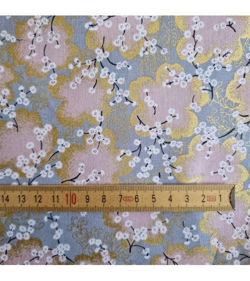 Tela japonesa "Ramas de sakura" en gris y rosa con detalles en oro