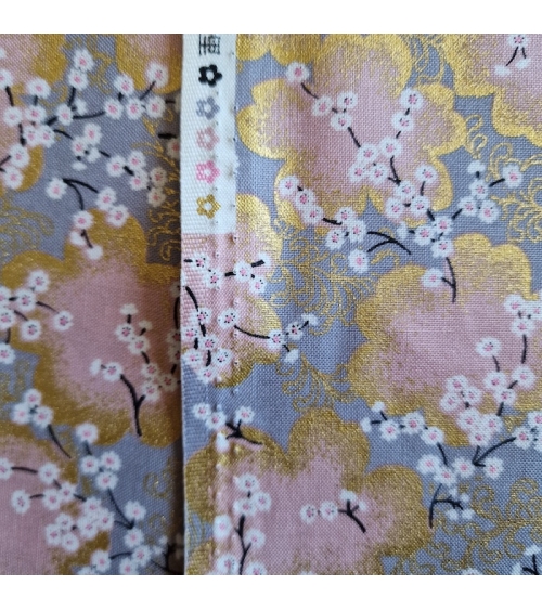 Tela japonesa "Ramas de sakura" en gris y rosa con detalles en oro