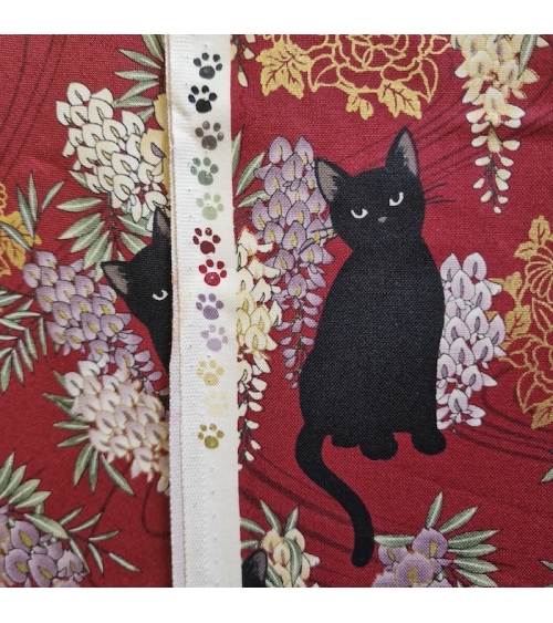 Tela japonesa. Gato negro con glicinias MINI en Rojo.