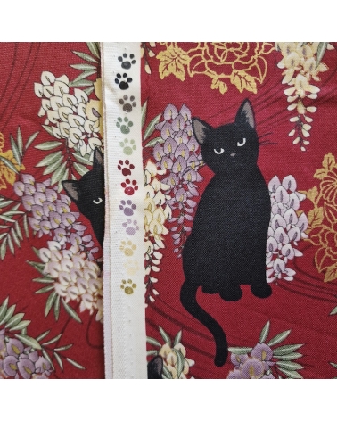 Tela japonesa. Gato negro con glicinias MINI en Rojo.