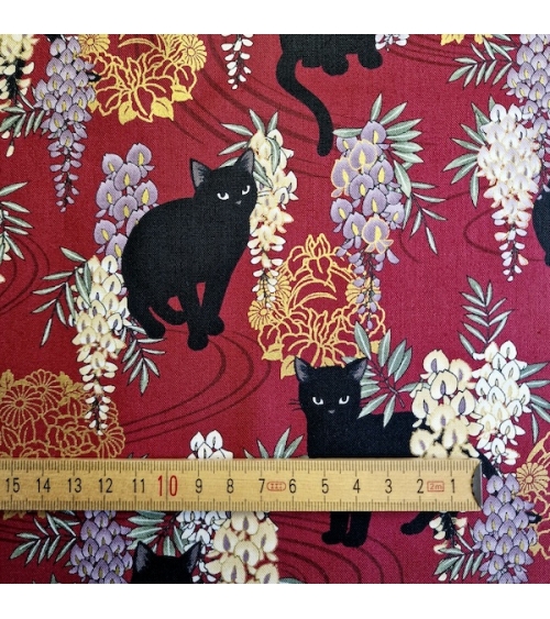Tela japonesa. Gato negro con glicinias MINI en Rojo.