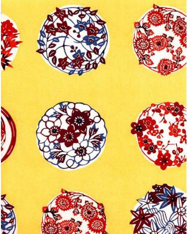Papel Katazome con motivos de flores sobre fondo amarillo.