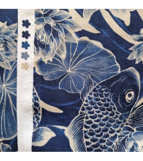 Tela japonesa "Tatoo: Carpas koi" en azul.
