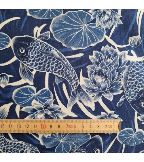 Tela japonesa "Tatoo: Carpas koi" en azul.