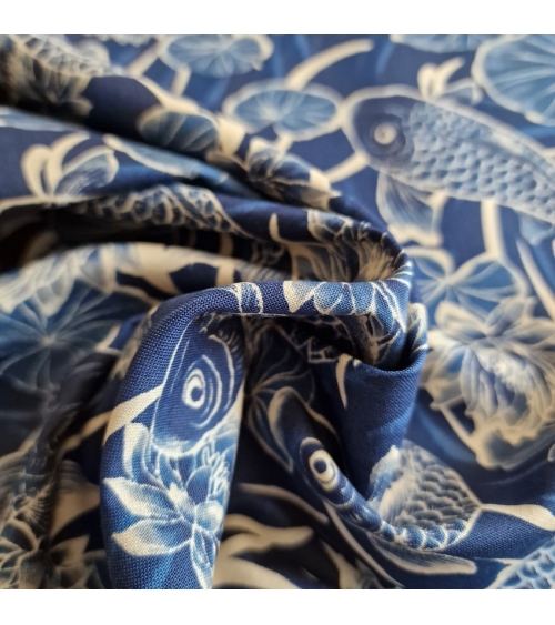 Tela japonesa "Tatoo: Carpas koi" en azul.