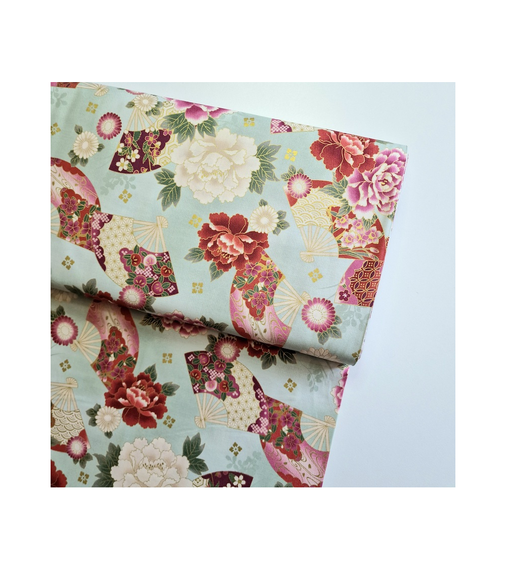Tela japonesa "Abanicos y flores multicolores" en verde mint.