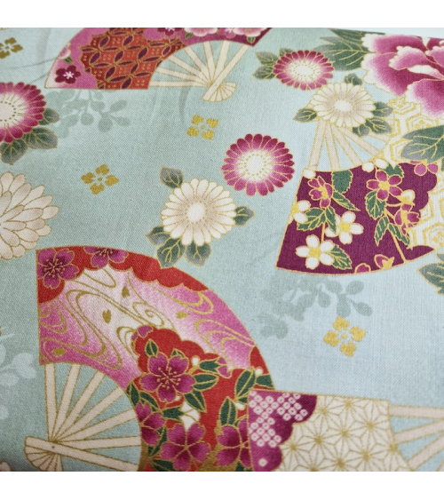 Tela japonesa "Abanicos y flores multicolores" en verde mint.