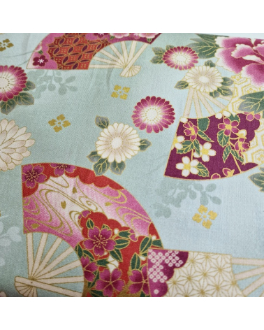 Tela japonesa "Abanicos y flores multicolores" en verde mint.