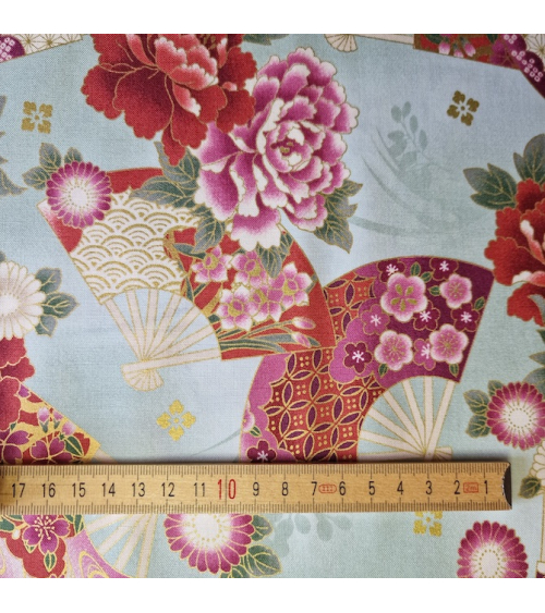 Tela japonesa "Abanicos y flores multicolores" en verde mint.