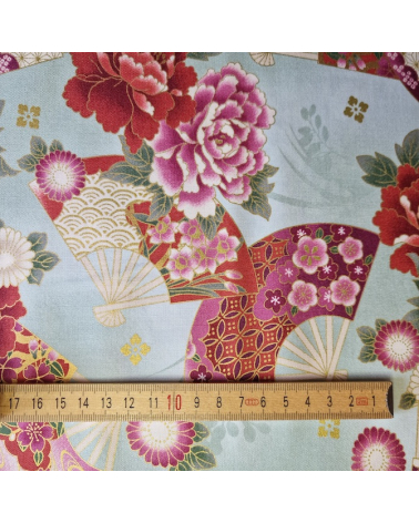 Tela japonesa "Abanicos y flores multicolores" en verde mint.