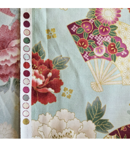 Tela japonesa "Abanicos y flores multicolores" en verde mint.
