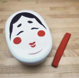 Bento box en forma de "Okame", portadora de felicidad y buena fortuna, de japonerias.com